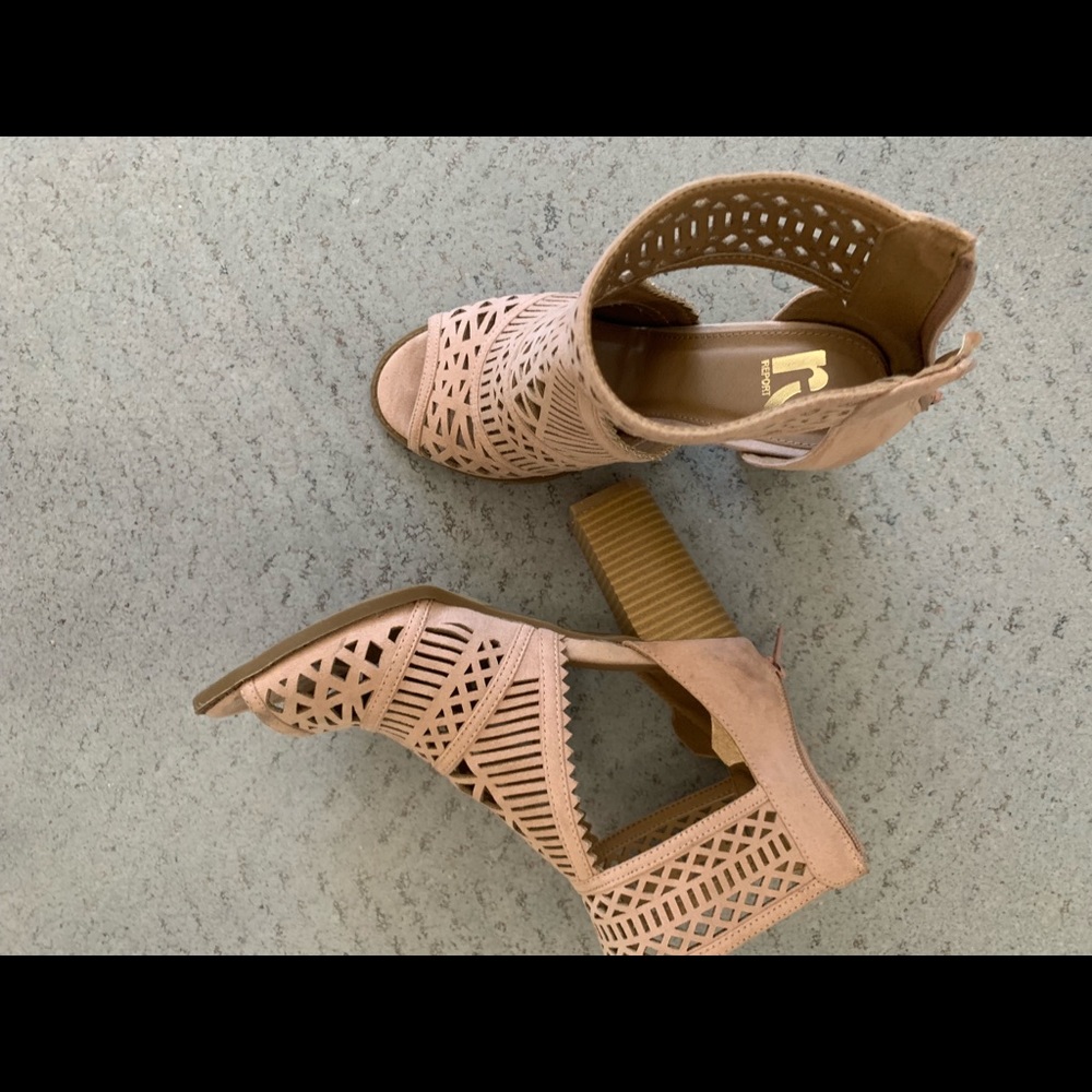 Angle strap heels - Picture 7 of 7